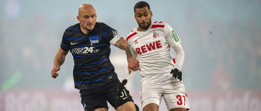 Toni Leistner (links) hat seinen Vertrag bei Hertha BSC, wie erwartet, um ein Jahr verlängert.
