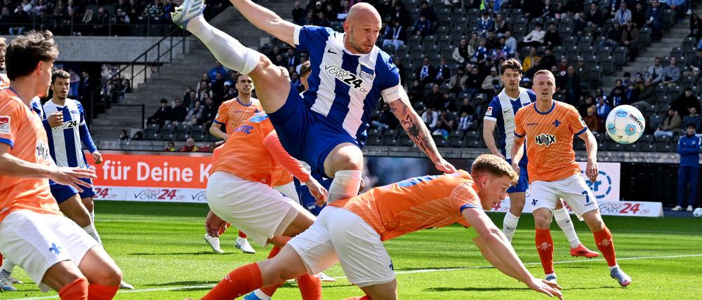 Toni Leistner (oben) bleibt Hertha BSC erhalten