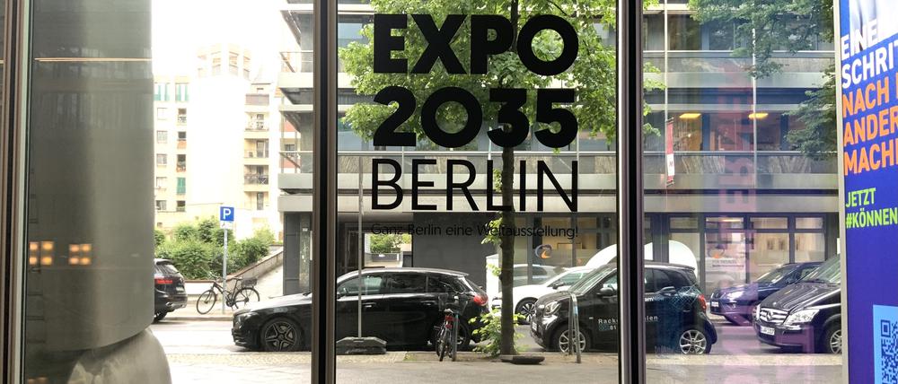 Ein Logo „Expo 2035 Berlin“ weist auf einer Glasscheibe des Ludwig Erhard Haus in Berlin-Charlottenburg auf das neue Büro der Initiative hin.