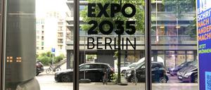 Ein Logo „Expo 2035 Berlin“ weist auf einer Glasscheibe des Ludwig Erhard Haus in Berlin-Charlottenburg auf das neue Büro der Initiative hin.