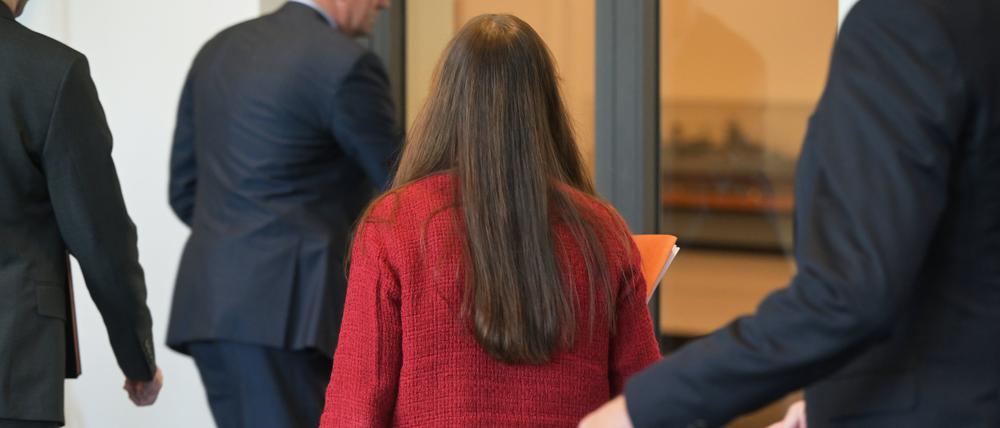 Brandenburgs Innenministerin Katrin Lange (SPD, Mitte) verlässt eine Pressekonferenz, bei der sie ihren Rücktritt erklärte.