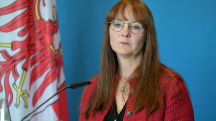 Die SPD-Politikerin Katrin Lange gibt nach tagelangem Streit um die Entlassung des Verfassungsschutzchefs in Brandenburg ihr Amt als Innenministerin auf.