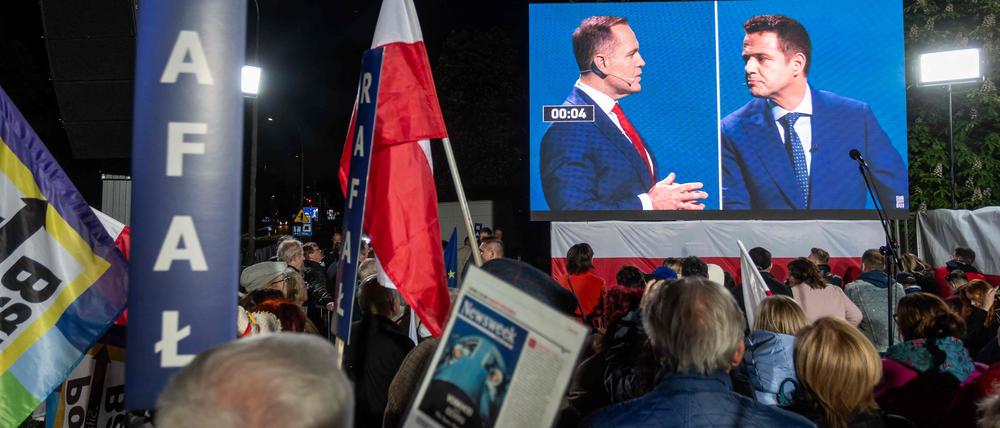 Die Favoriten: der liberale Oberbürgermeister von Warschau, Rafal Trzaskowski, als Kandidat der Regierung und der konservative Historiker Karol Nawrocki, der für die nationalkonservative PiS antritt.