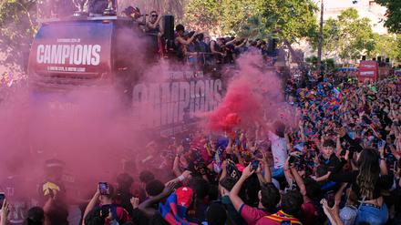 Barcelonas Spieler werden bei der Parade von ihren Fans bejubelt.