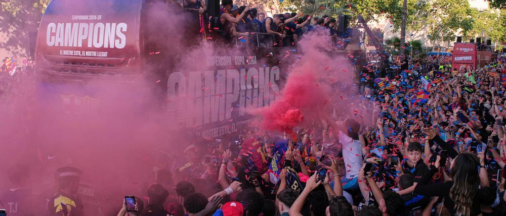 Barcelonas Spieler werden bei der Parade von ihren Fans bejubelt.