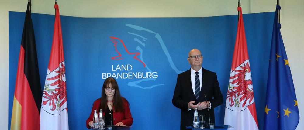 Innenministerin Katrin Lange (SPD) und Ministerpräsident Dietmar Woidke (SPD) während einer Pressekonferenz zum Rücktritt der Innenministerin.