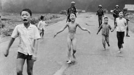 Die neunjährige Kim Phuc Phan Thi flieht nackt mit ihren Brüdern und Cousins vor einem Napalm-Angriff im Vietnam-Krieg 1972. 