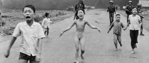 Die neunjährige Kim Phuc Phan Thi flieht nackt mit ihren Brüdern und Cousins vor einem Napalm-Angriff im Vietnam-Krieg 1972. 