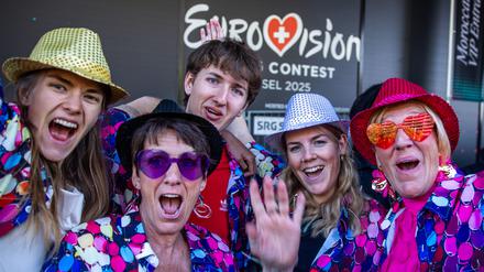 Musikfans feiern vor dem zweiten Halbfinale des 69. Eurovision Song Contests vor der Arena St. Jakobshalle. 