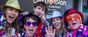 Musikfans feiern vor dem zweiten Halbfinale des 69. Eurovision Song Contests vor der Arena St. Jakobshalle. 