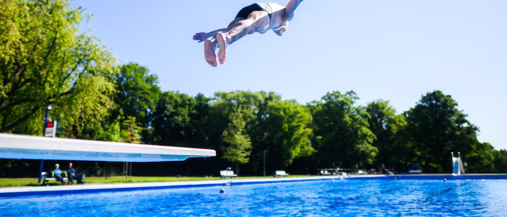 Der Besuch im Freibad könnte für viele teurer werden. (Archivbild) 