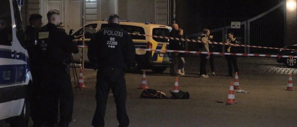 Polizeibeamte haben den Tatort abgesperrt. 
