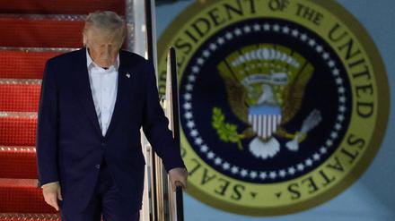 US-Präsident Donald Trump geht die Treppe der Air Force One bei seiner Ankunft auf der Joint Base Andrews, Maryland, hinunter.