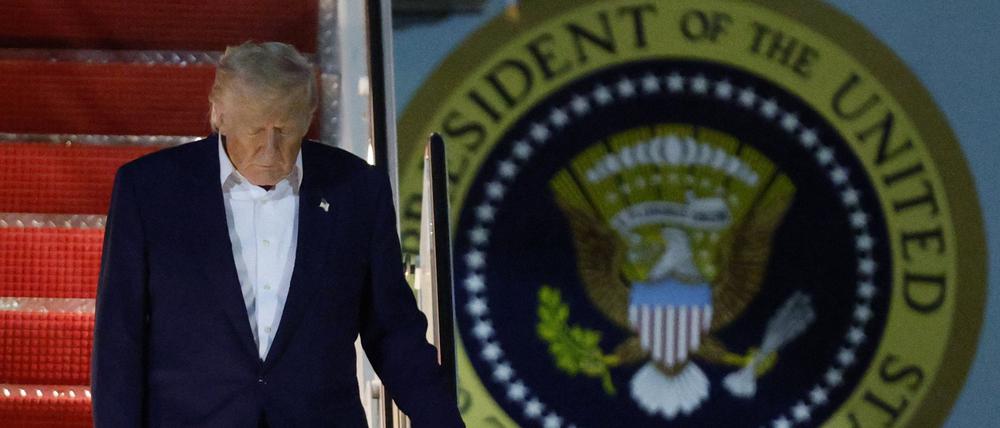 US-Präsident Donald Trump geht die Treppe der Air Force One bei seiner Ankunft auf der Joint Base Andrews, Maryland, hinunter.