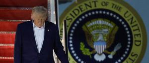 US-Präsident Donald Trump geht die Treppe der Air Force One bei seiner Ankunft auf der Joint Base Andrews, Maryland, hinunter.