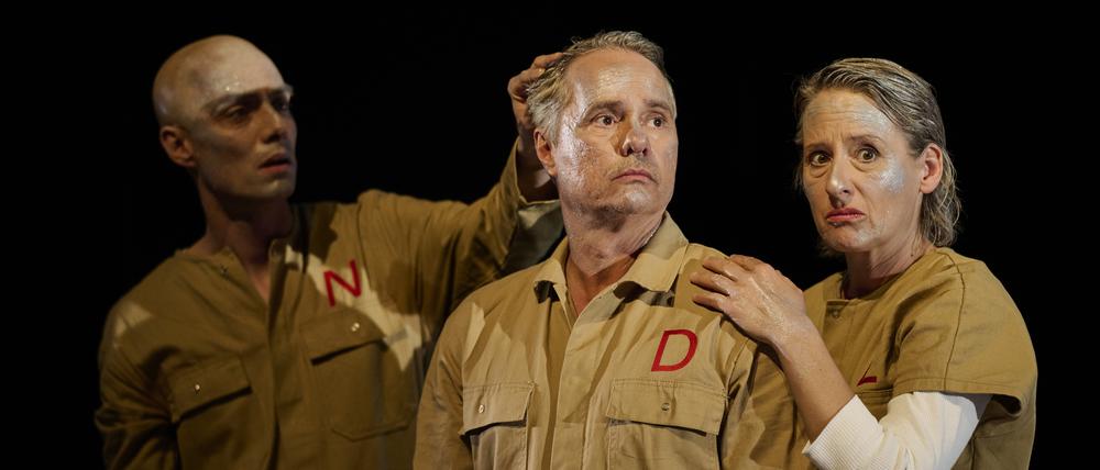„Bondi Beach“ von Rebekka Kricheldorf in der Regie von Nele Rosetz. Hier Henning Strübbe als Nico, Guido Lambrecht als Dennis und Kristin Muthwill als Zoe.