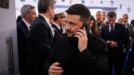 Selenskyj fordert die Verbündeten seines Landes zu mehr Druck auf Russland auf, damit das Töten ein Ende hat. 