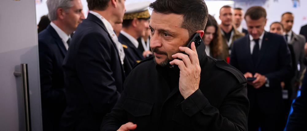 Selenskyj fordert die Verbündeten seines Landes zu mehr Druck auf Russland auf, damit das Töten ein Ende hat. 