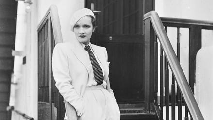 Marlene Dietrich 1933 in einem Anzug von Max Becker, Aufnahme an Bord des Lloyd-Schnelldampfers Europa. Das Modellhaus Becker befand sich im eigenen Modepalais in der Tiergartenstraße 7, heute vom Kunstgewerbemuseum überbaut.
