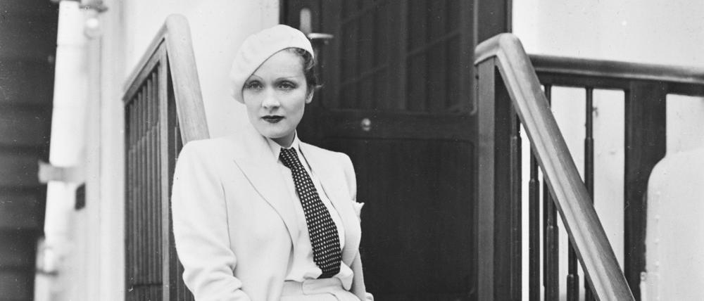 Marlene Dietrich 1933 in einem Anzug von Max Becker, Aufnahme an Bord des Lloyd-Schnelldampfers Europa. Das Modellhaus Becker befand sich im eigenen Modepalais in der Tiergartenstraße 7, heute vom Kunstgewerbemuseum überbaut.