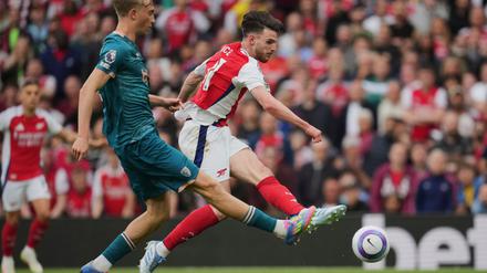Dean Huijsen (l) wechselt von Bournemouth zu Real Madrid.