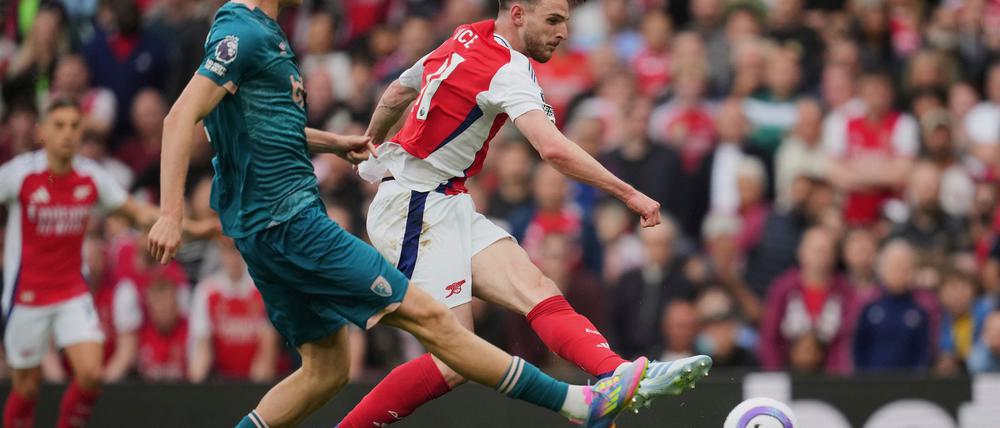 Dean Huijsen (l) wechselt von Bournemouth zu Real Madrid.