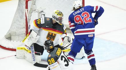 Deutschlands Torhüter Philipp Grubauer (l) in Aktion gegen Logan Cooley aus den USA.