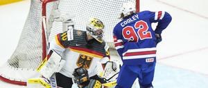 Deutschlands Torhüter Philipp Grubauer (l) in Aktion gegen Logan Cooley aus den USA.