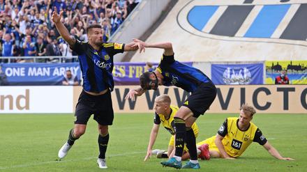 Der 1. FC Saarbrücken sichert sich auch durch ein Tor von Kai Brünker (l) den Relegationsplatz zur 2. Bundesliga.