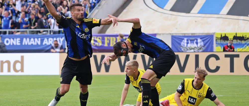 Der 1. FC Saarbrücken sichert sich auch durch ein Tor von Kai Brünker (l) den Relegationsplatz zur 2. Bundesliga.