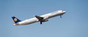 Ein Passagierflugzeug vom Typ Airbus A321-100 der Lufthansa ist beim Start vom Flughafen Berlin Brandenburg BER zu sehen.