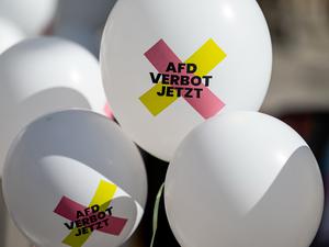 Der Bundesverfassungsschutz hat die AfD kürzlich als „gesichert rechtsextremistisch“ eingestuft. Für viele Gegner der Partei ist ein Verbotsverfahren der nächste logische Schritt.