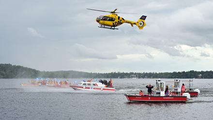 Wasserrettungsübung auf dem Berliner Wannsee vor dem Strandbad Wannsee: ADAC-Luftrettung, DLRG, DRK Wasserwacht, ASB, Berliner Feuerwehr waren gemeinsam im Einsatz. Geübt wurde der Einsatz der neuen Rettungsboje "Restube", die vom Helikopter abgeworfen werden kann.