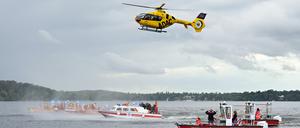 Wasserrettungsübung auf dem Berliner Wannsee vor dem Strandbad Wannsee: ADAC-Luftrettung, DLRG, DRK Wasserwacht, ASB, Berliner Feuerwehr waren gemeinsam im Einsatz. Geübt wurde der Einsatz der neuen Rettungsboje "Restube", die vom Helikopter abgeworfen werden kann.