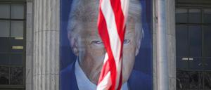 Trump will das Schänden der amerikanischen Flagge unter Strafe stellen.