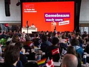 Maximilian Schirmer, Berliner Landesvorsitzender der Partei Die Linke, spricht beim Landesparteitag der Berliner Linke. (Archivbild)