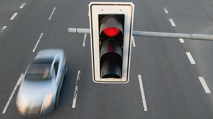 Ein Auto fährt an einer roten Ampel vorbei. (Symbolbild)