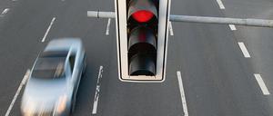 Ein Auto fährt an einer roten Ampel vorbei. (Symbolbild)