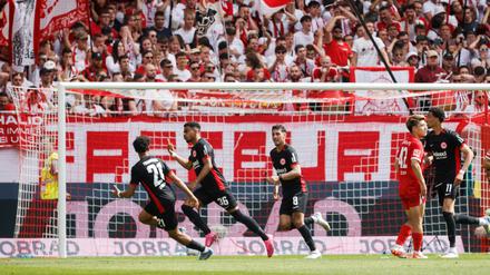 Frankfurts Profis jubeln über das Erreichen der Champions League.