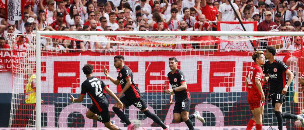 Frankfurts Profis jubeln über das Erreichen der Champions League.