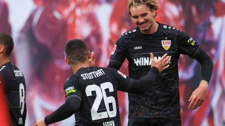 Stuttgarts Spieler Nick Woltemade (r) und Deniz Undav jubeln nach dem 2:2 in Leipzig.