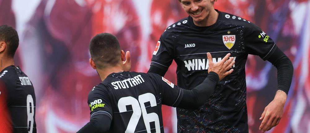 Stuttgarts Spieler Nick Woltemade (r) und Deniz Undav jubeln nach dem 2:2 in Leipzig.