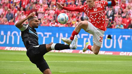 Der FSV Mainz 05 um Jonathan Burkardt (r) zeigte gegen Bayer Leverkusen um Jonathan Tah (l) eine bärenstarke erste Hälfte.