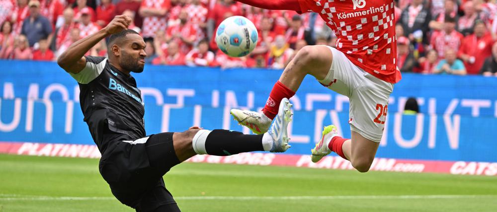 Der FSV Mainz 05 um Jonathan Burkardt (r) zeigte gegen Bayer Leverkusen um Jonathan Tah (l) eine bärenstarke erste Hälfte.