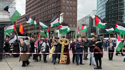 Demonstrierende haben sich am Sonnabend auf dem Potsdamer Platz versammelt.