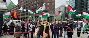 Demonstrierende haben sich am Sonnabend auf dem Potsdamer Platz versammelt.