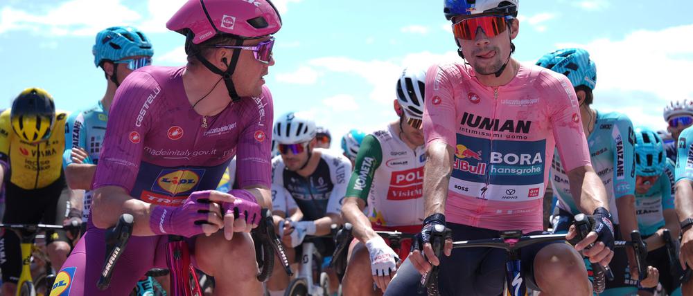 Der Slowene Primoz Roglic (r) verliert das Rosa Trikot des Gesamtführenden.