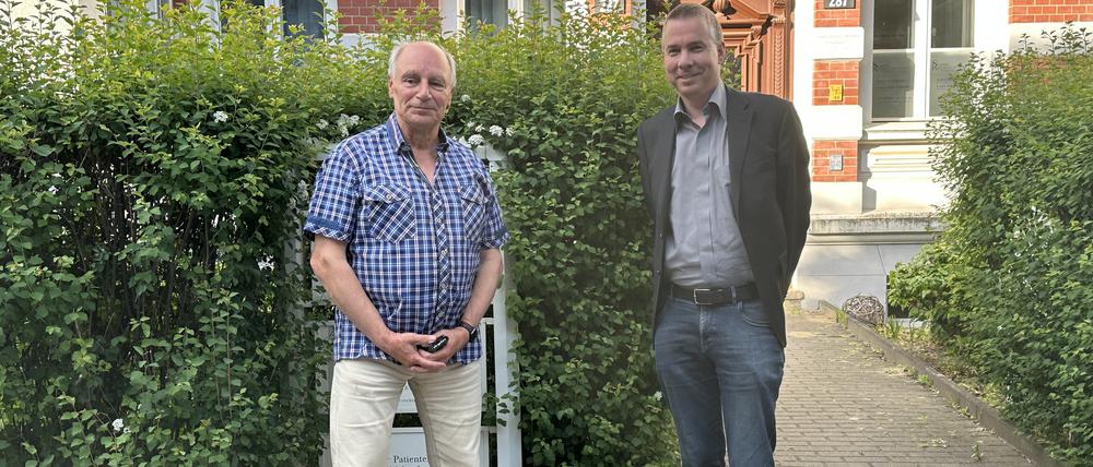 Schiedsmänner Martin Sorgatz (Treptow-Köpenick) und Malte Priesmeyer (Neukölln) v. li.