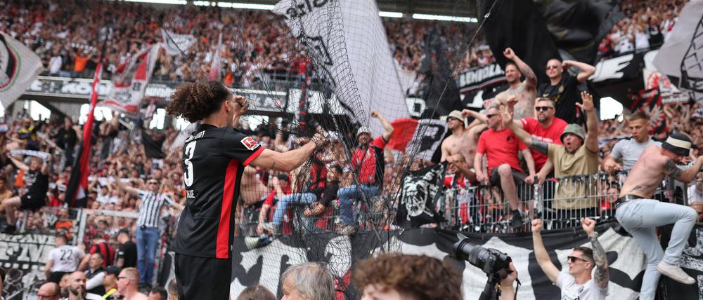 Frankfurter Ekstase: Arthur Theate bejubelt mit den Fans den Champions-League-Einzug.