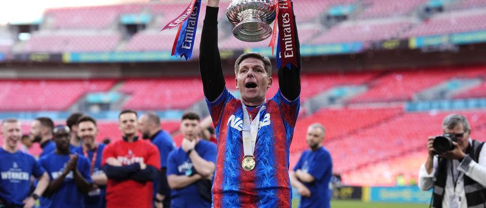 In der kommenden Saison spielt er mit Palace in der Europa League. 